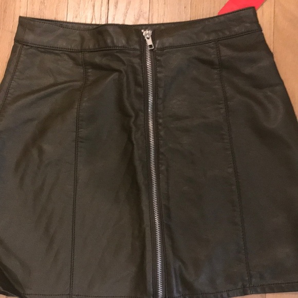 NWT olive green zip up mini skirt - Picture 2 of 3